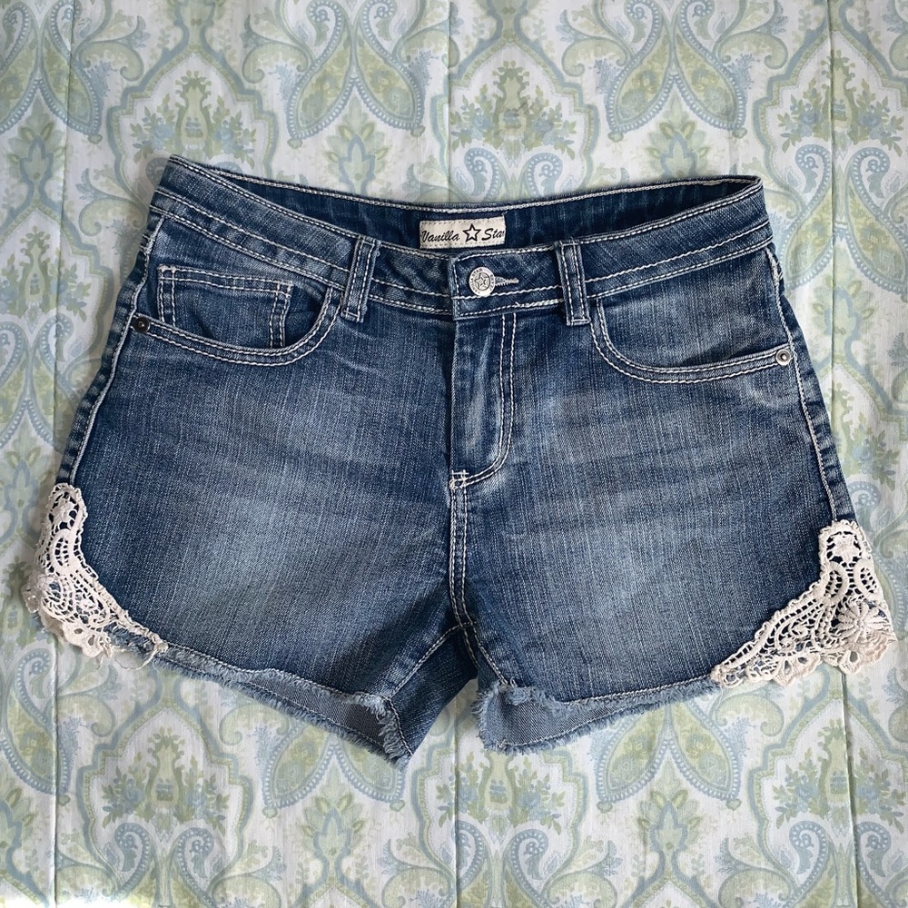 DENIM SHORTS WITH WHITE LACE DETAILS
